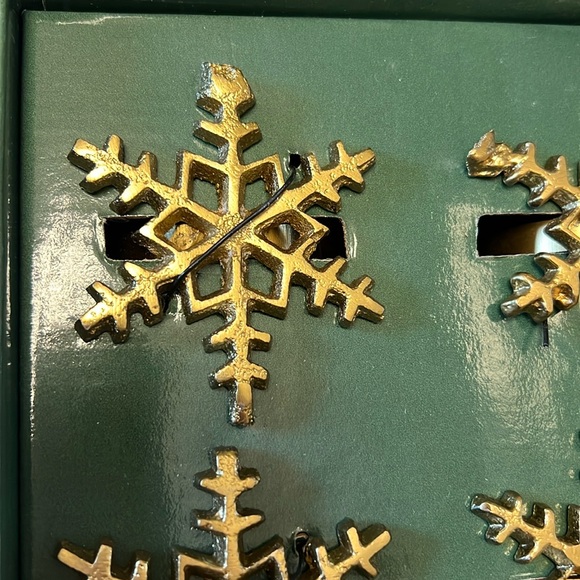 Napkin Rings: Set of 4 Gold-tone Snowflakes, NEW - Picture 2 of 4
